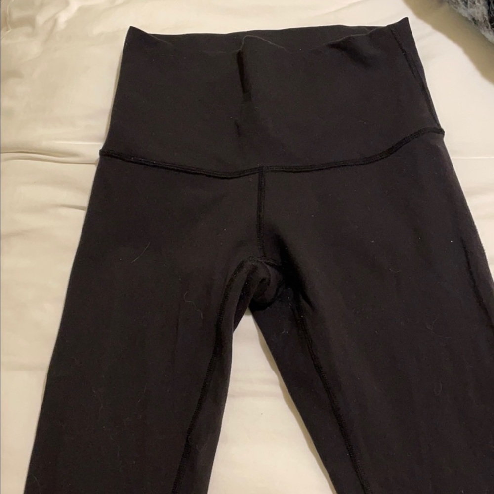 Lululemon Size 6, 28” length Wunder Under Black